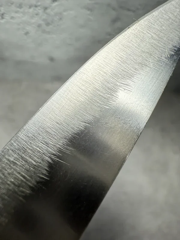 Cuchillo mal afilado después de un afilado incorrecto en Valencia
